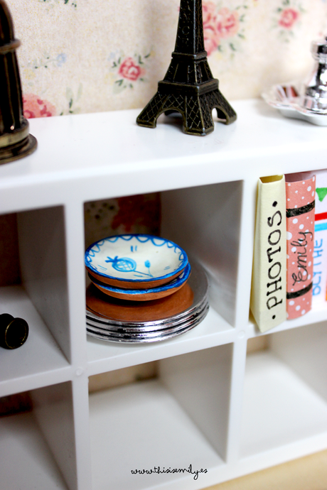 Emily está aprendiendo a coser