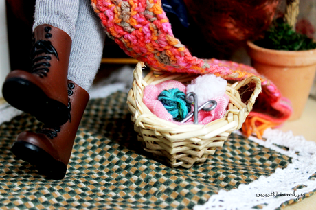 Emily está aprendiendo a coser