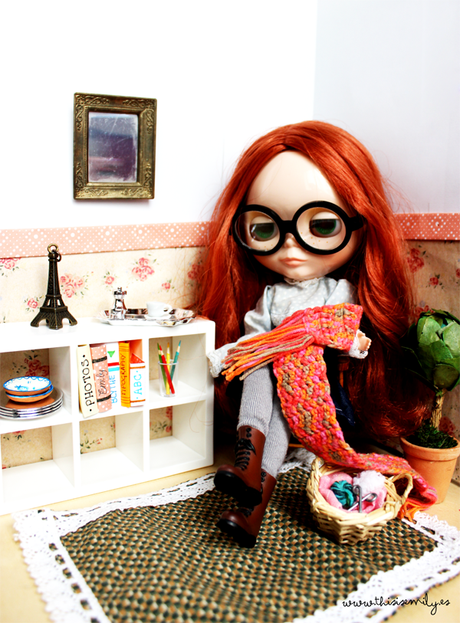 Emily está aprendiendo a coser