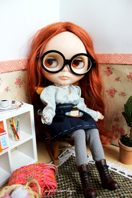 Emily está aprendiendo a coser