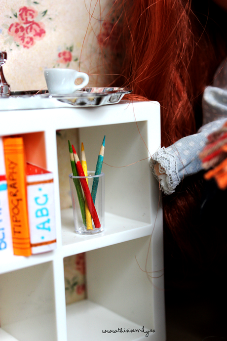 Emily está aprendiendo a coser