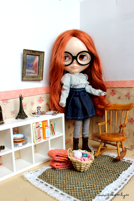 Emily está aprendiendo a coser