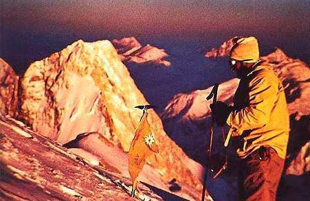 Herman Buhl en la cima del Broad Peak. Foto tomada por Kurt Diemberger.