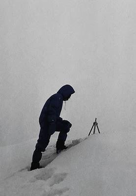 Reinhold Messner en la cima del Everest junto al trípode chino