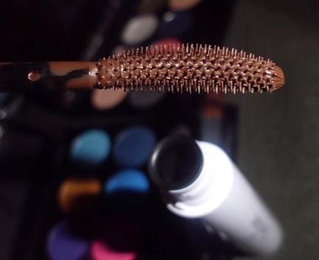 mascara de pestañas marron