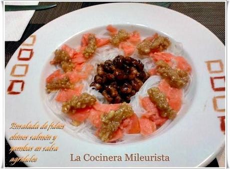 Ensalada de fideos chinos Vermicelli con salmón y gambas en salsa agridulce