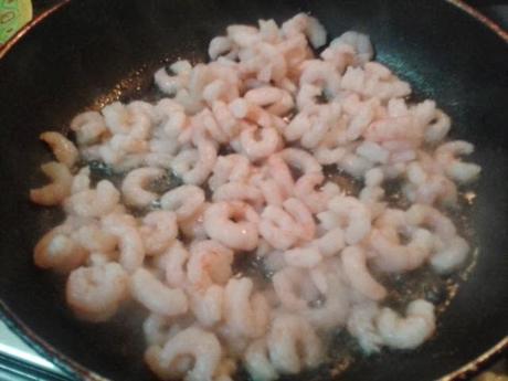 Ensalada de fideos chinos Vermicelli con salmón y gambas en salsa agridulce
