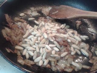 Hamburguesas mixtas con pasas piñones y queso manchego (Aptas para los intolerantes al huevo)