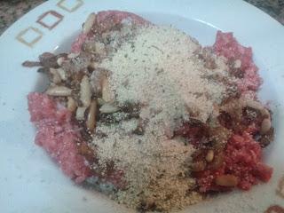 Hamburguesas mixtas con pasas piñones y queso manchego (Aptas para los intolerantes al huevo)