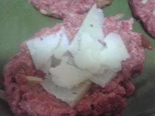 Hamburguesas mixtas con pasas piñones y queso manchego (Aptas para los intolerantes al huevo)