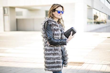 OUTFITS, faux fur vest, oversized leather jacket, chaqueta oversized piel zara, camiseta rock mango, jeans jbrand, Aristocrazy, dime que me quieres, Knockaround, stuart weitzman 50/50 boots, another stories, cristina blanco blog, guiadeestilo, guia de estilo blog, spanish fashion blog