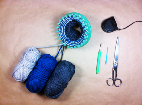 tutorial como hacer tejer calcetines de lana de colores en un telar circular pequeño