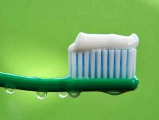 Desinfecta tu cepillo de dientes y el de tus hijos