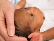 Niños prematuros: El contacto físico con el bebé prematuro aporta beneficios pasados 10 años