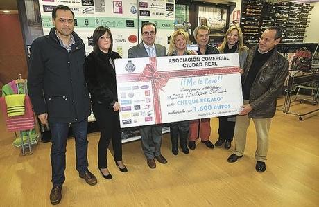 Una vecina de Chillón ganadora del premio sorteado por los comerciantes locales de Ciudad Real