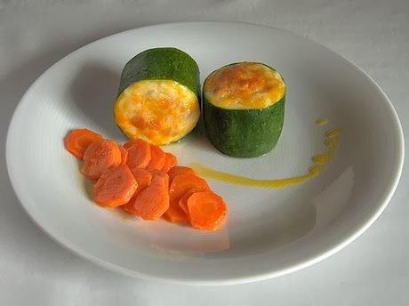 Tronquitos de calabacín gratinados rellenos de pollo con guarnición de zanahorias confitadas