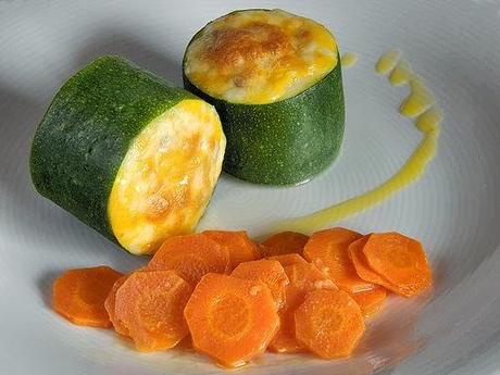 Tronquitos de calabacín gratinados rellenos de pollo con guarnición de zanahorias confitadas