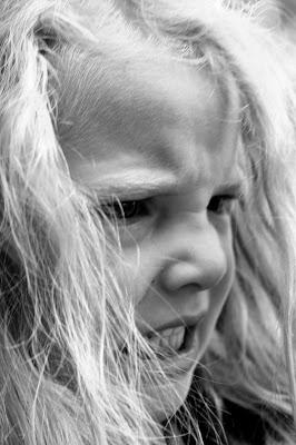 rabia, niña enfadada rabiosa