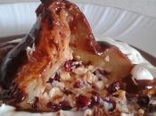 Peras rellenas sobre yogurt salsa chocolate