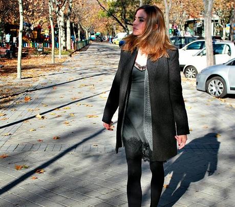 vestido lencero y abrigo masculino