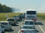 Cortan ruta humo impide visión