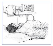 Dibujo de una paciente mujer acostada sobre su costado izquierdo en una mesa de exploración. 