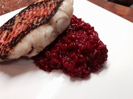 Risotto de remolacha con salmonetes.