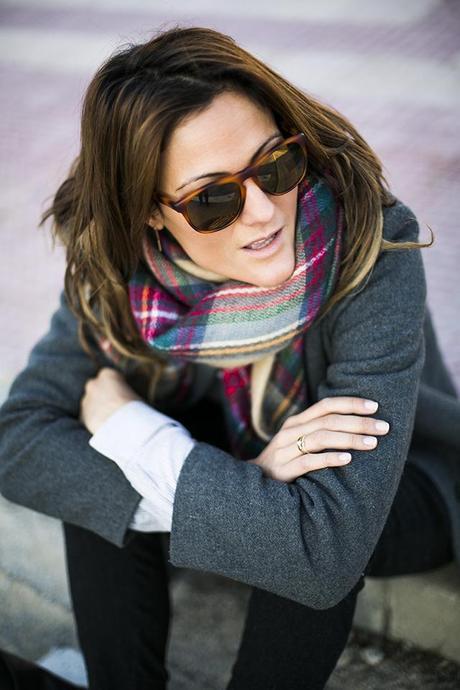 JOGGER PANTS + NEW BALANCE OUTFITS, burgundy new balance u 410, oversized coat, comptoir des cotonniers, bufanda cuadros zara, gafas mr boho, mr boho shades, dime que me quieres, jogger pants zara, cristina blanco, guiadeestilo, guia de estilo blog, spaniss fashion blog,