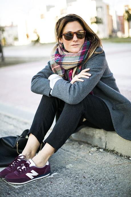 JOGGER PANTS + NEW BALANCE OUTFITS, burgundy new balance u 410, oversized coat, comptoir des cotonniers, bufanda cuadros zara, gafas mr boho, mr boho shades, dime que me quieres, jogger pants zara, cristina blanco, guiadeestilo, guia de estilo blog, spaniss fashion blog,