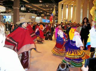 Balile folklorco standa Ecuador, Fitur, round the world, La vuelta al mundo de Asun y Ricardo, mundoporlibre.com