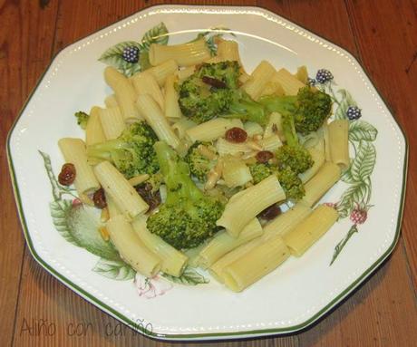 MACARRONES CON BRÓCOLI, PASAS Y PIÑONES (RECETA SICILIANA)