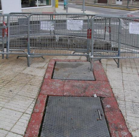 Lugar donde está en construcción una rampa para paso de peatones 