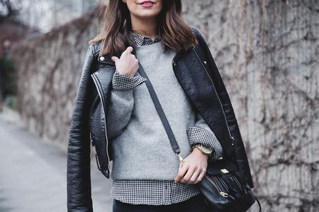 Check_Shirt-Grey_Knitwear-Black_Jeans-Chained_Booties-Street_Style-Outfit-36