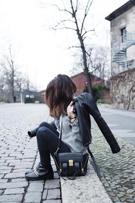 Check_Shirt-Grey_Knitwear-Black_Jeans-Chained_Booties-Street_Style-Outfit-1