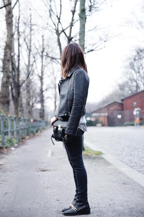 Check_Shirt-Grey_Knitwear-Black_Jeans-Chained_Booties-Street_Style-Outfit-8