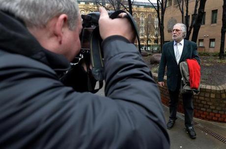 El presentador radiofónico Dave Lee Travis llegando este miércoles...