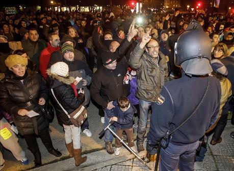 Vecinos del barrio burgalés de Gamonal se manifiestan ayer ante la comisaría de la Policía Nacional para pedir la libertad de los detenidos en las protestas contra las obras de conversión de un tramo de la calle Vitoria en bulevar. EFE