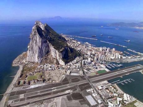 El rey aconsejó a Thatcher fingir sobre la disputa por Gibraltar O como nos engañan, los patriotas de trapo