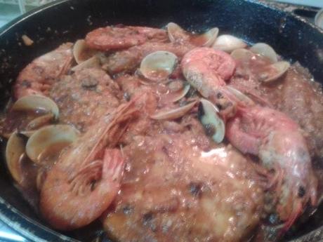 Zarzuela económica de pescados y mariscos.