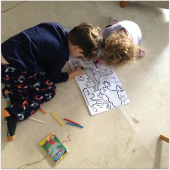 De amigos invisibles navideños Ni a la mesa de juegos consiguieron llegar, en el suelo que empezaron a pintar