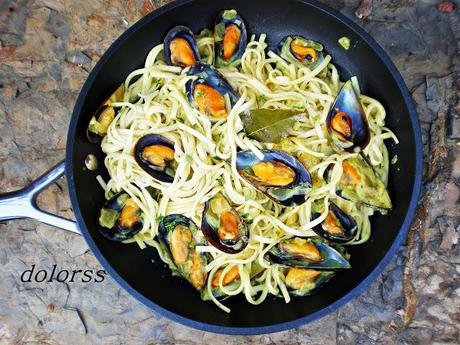 Mejillones con curry y pasta Udon