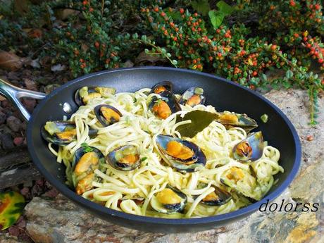 Mejillones con curry y pasta Udon