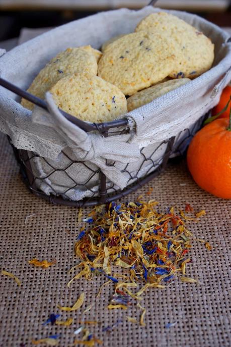 Galletas de mandarina y pétalos de flores