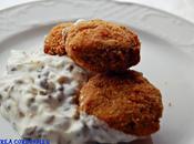 Champiñones rellenos tofu queso salsa tartara. cocina lacteo vegetariana