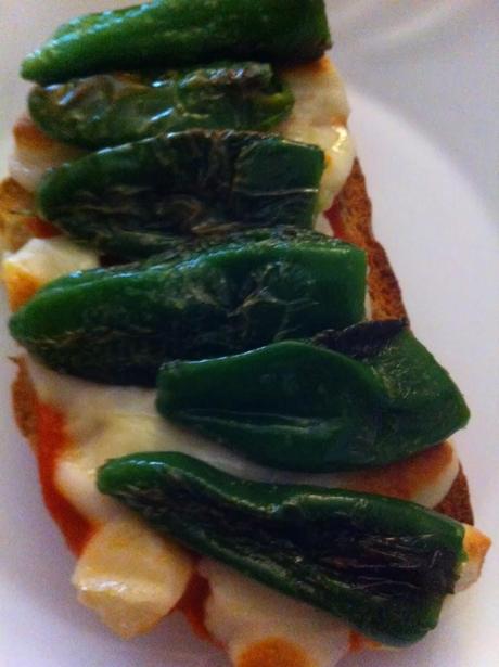 Tosta de Pimientos del Padrón con Queso de Cabra