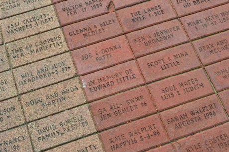 El piso del Centennial Olympic Park está lleno de los nombres de quienes colaboraron en su construcción