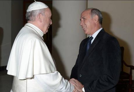  Las fotos del Servicio Fotográfico L'Osservatore Romano, difundidas por el Centro de Información Judicial (CIJ), muestran el saludo oficial entre el magistrado y el ex cardenal de Buenos Aires.