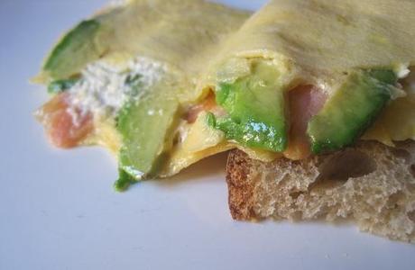 Tortilla de salmón y aguacate