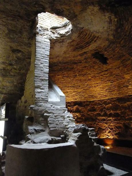 Los Sótanos abovedados y el Pozo de El Salvador