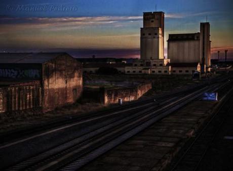 Silos al lado de la estación de tren